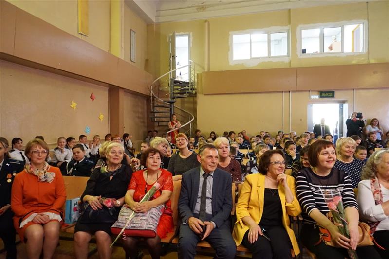 Росгвардейцы Уральского округа поздравили учителей с профессиональным праздником