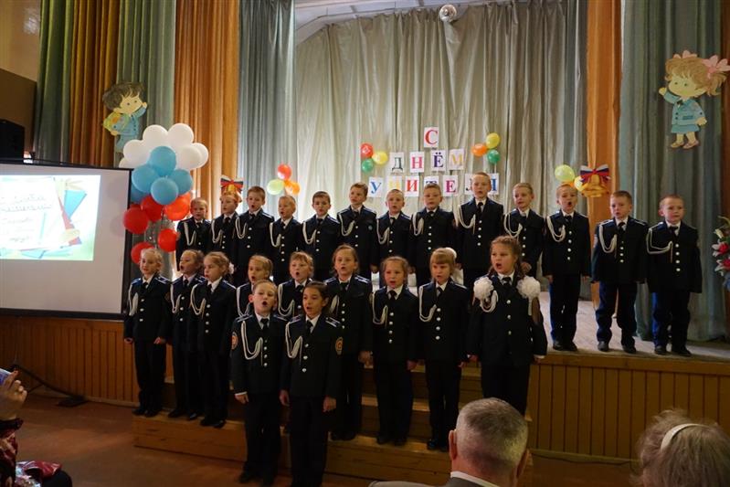 Росгвардейцы Уральского округа поздравили учителей с профессиональным праздником