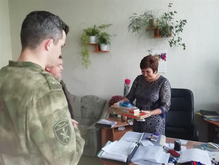 Росгвардейцы Уральского округа поздравили учителей с профессиональным праздником