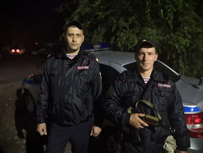 В Энгельсе сотрудники Росгвардии вернули родителям потерявшуюся 8-летнюю девочку (видео)