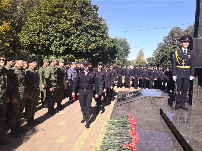В Нальчике росгвардейцы почтили память сотрудников правоохранительных органов, погибших при исполнении служебного долга