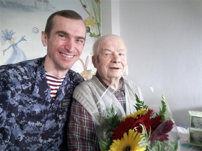 Саратовские росгвардейцы поздравили своего наставника с 97-летием и Днём вневедомственной охраны