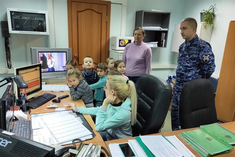 Воспитанники дошкольных образовательных учреждений ХМАО - Югры познакомились со службой сотрудников вневедомственной охраны