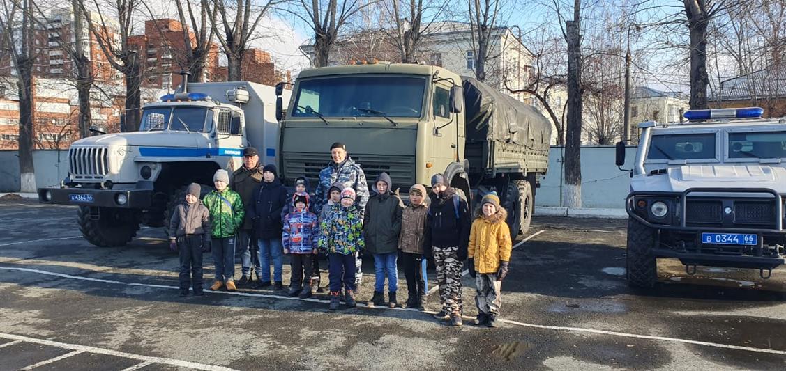 Воспитанники военно-патриотического отряда  посетили  базу екатеринбургского ОМОН на транспорте  