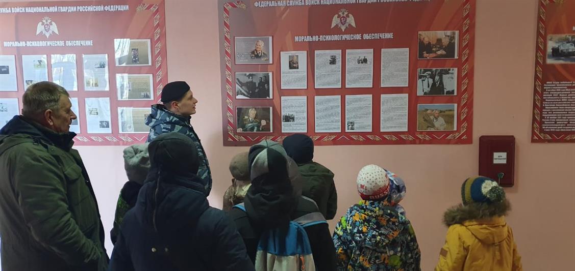 Воспитанники военно-патриотического отряда  посетили  базу екатеринбургского ОМОН на транспорте  