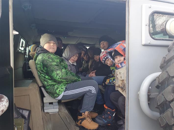 Воспитанники военно-патриотического отряда посетили базу екатеринбургского ОМОН на транспорте