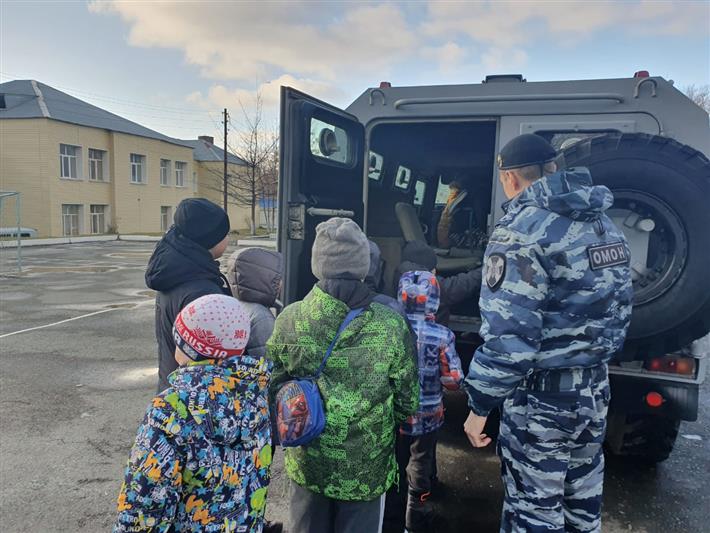 Воспитанники военно-патриотического отряда  посетили  базу екатеринбургского ОМОН на транспорте  