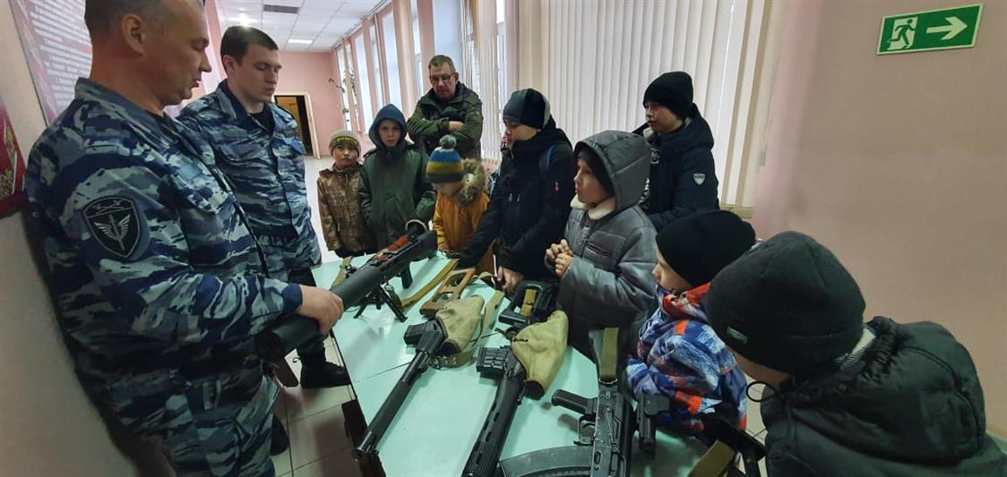 Воспитанники военно-патриотического отряда  посетили  базу екатеринбургского ОМОН на транспорте  