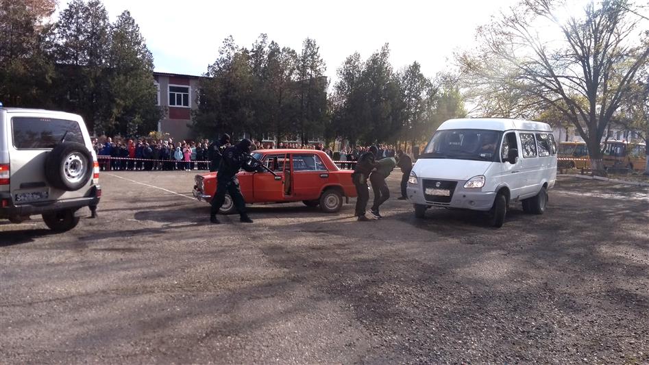 В преддверии Дня народного единства крымские росгвардейцы организовали тематическое мероприятие для школьников