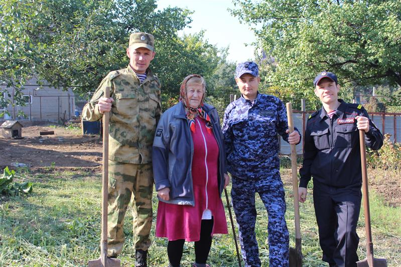 В рамках ведомственной акции «Заботой согреем сердца» саратовские росгвардейцы помогли пожилым людям подготовить огороды  к зиме (видео)
