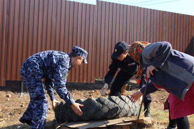 В рамках ведомственной акции «Заботой согреем сердца» саратовские росгвардейцы помогли пожилым людям подготовить огороды  к зиме (видео)