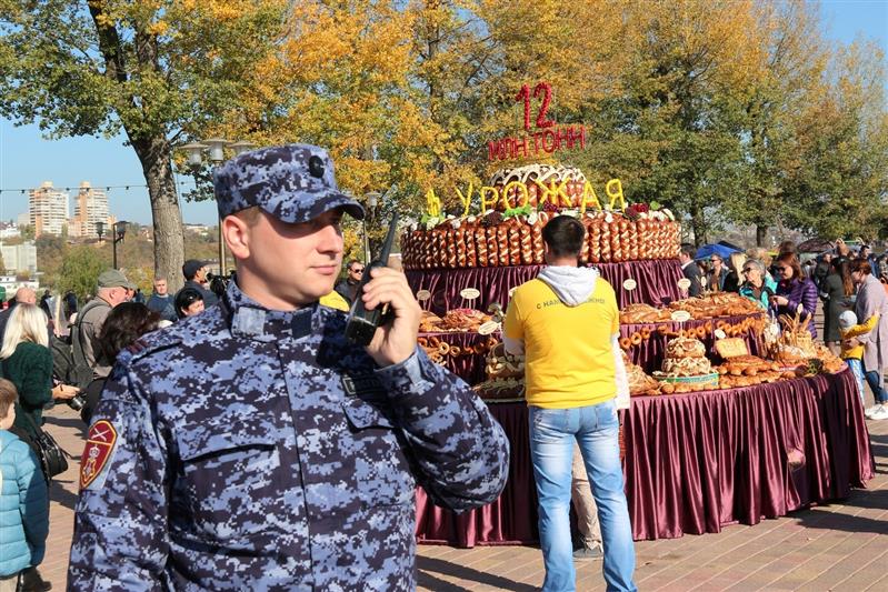Сотрудники Росгвардии приняли участие в охране правопорядка на Дне урожая в донской столице