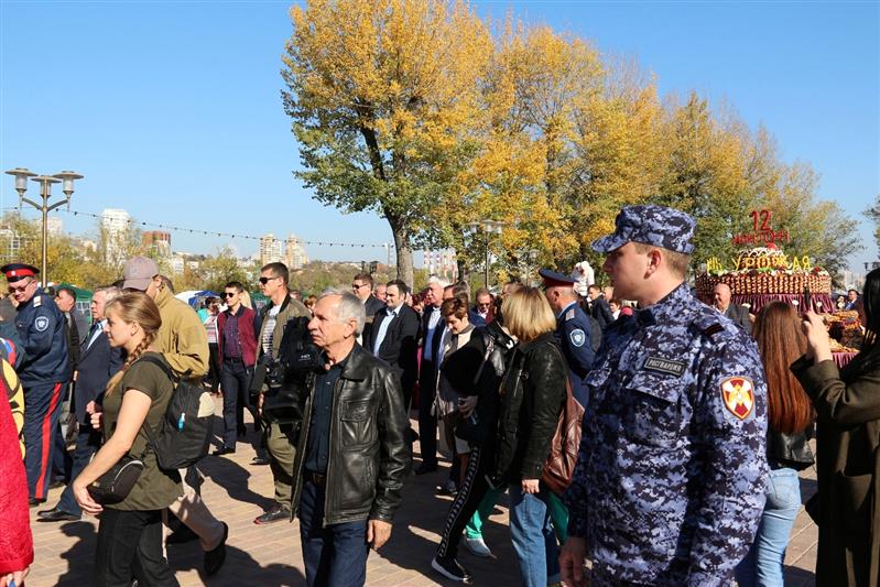 Сотрудники Росгвардии приняли участие в охране правопорядка на Дне урожая в донской столице