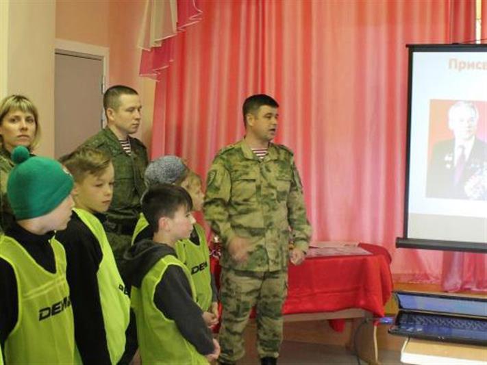 Военнослужащие красноярского соединения провели товарищеский матч по футболу с воспитанниками детского дома