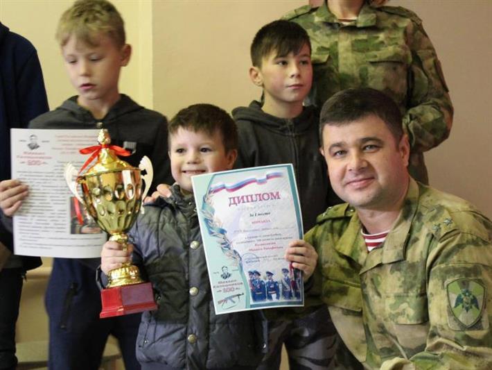 Военнослужащие красноярского соединения провели товарищеский матч по футболу с воспитанниками детского дома