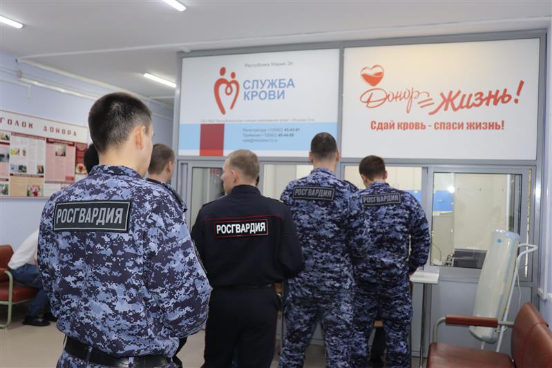 В преддверии Дня вневедомственной охраны курские, красноярские и марийские росгвардейцы приняли участие в донорских акциях
