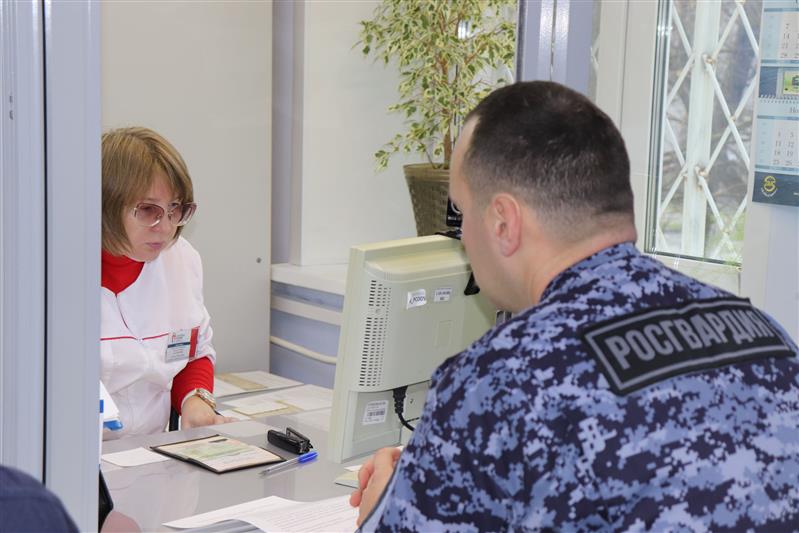 В преддверии Дня вневедомственной охраны курские, красноярские и марийские росгвардейцы приняли участие в донорских акциях