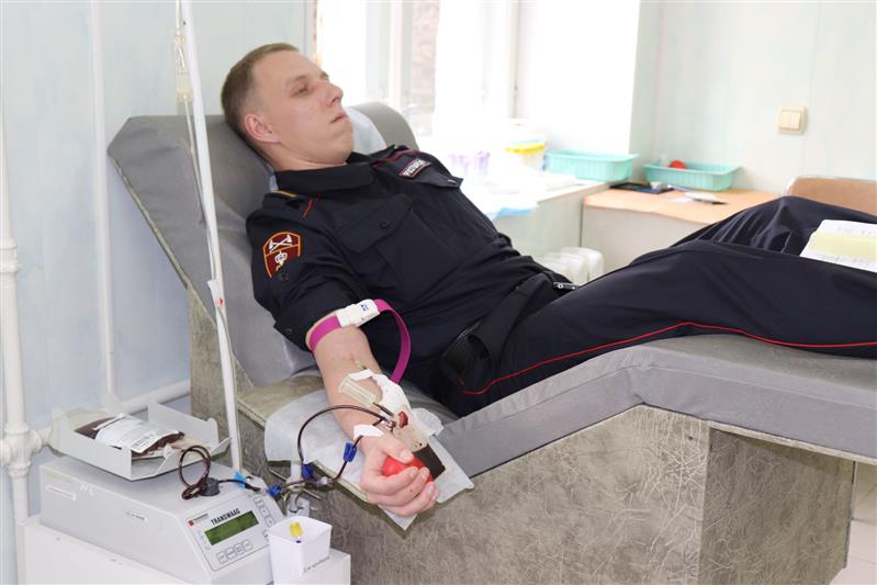 В преддверии Дня вневедомственной охраны курские, красноярские и марийские росгвардейцы приняли участие в донорских акциях