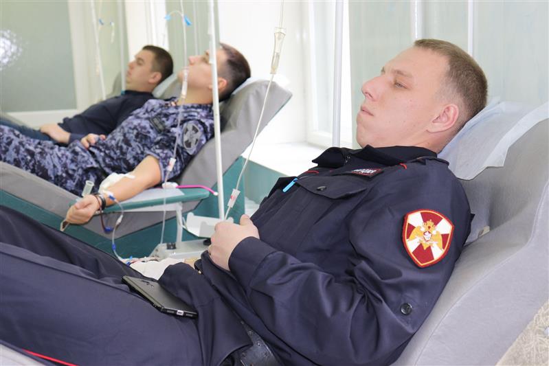 В преддверии Дня вневедомственной охраны курские, красноярские и марийские росгвардейцы приняли участие в донорских акциях