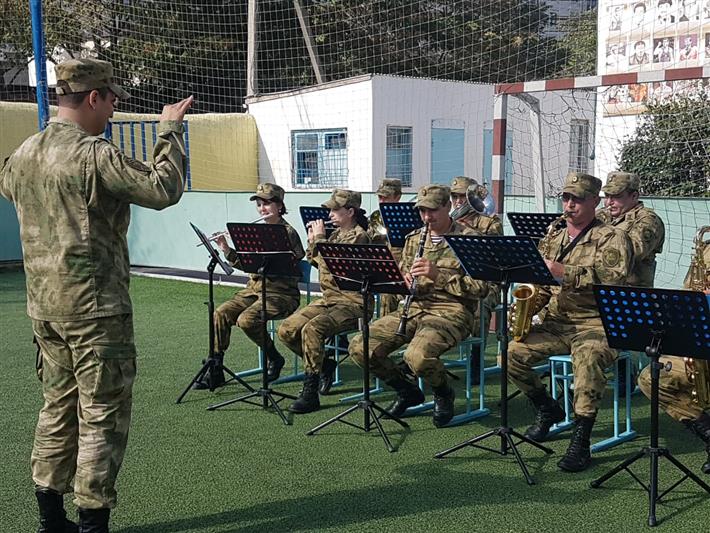 Военнослужащие Росгвардии поздравили дагестанских учителей с профессиональным праздником
