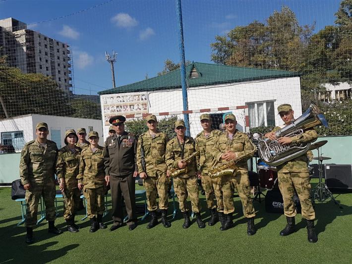 Военнослужащие Росгвардии поздравили дагестанских учителей с профессиональным праздником