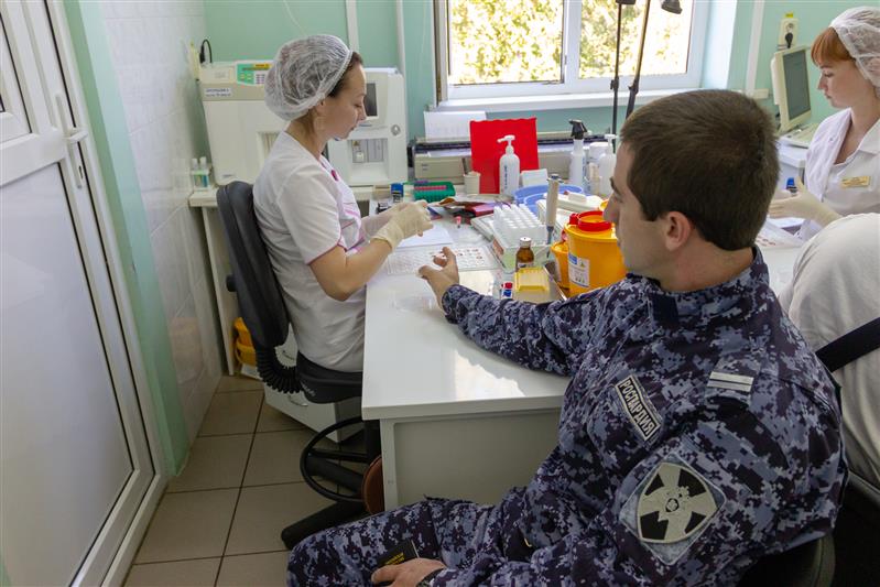 25 краснодарских росгвардейцев безвозмездно сдали кровь для нужд лечебных учреждений (видео)
