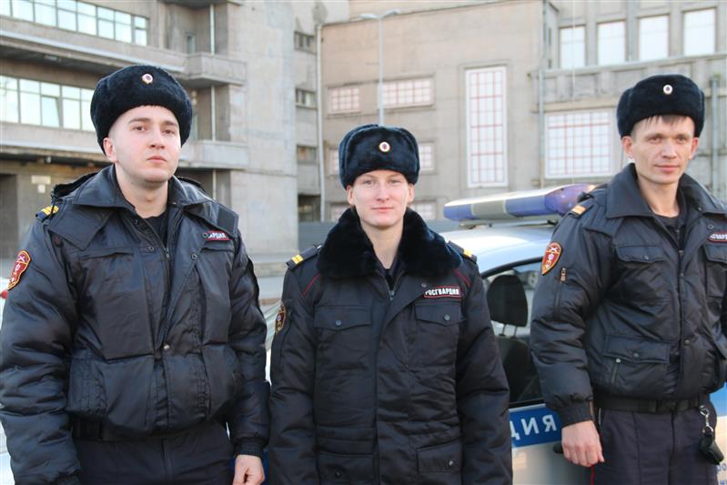 Петербургские росгвардейцы эвакуировали жильцов дома из горящего здания