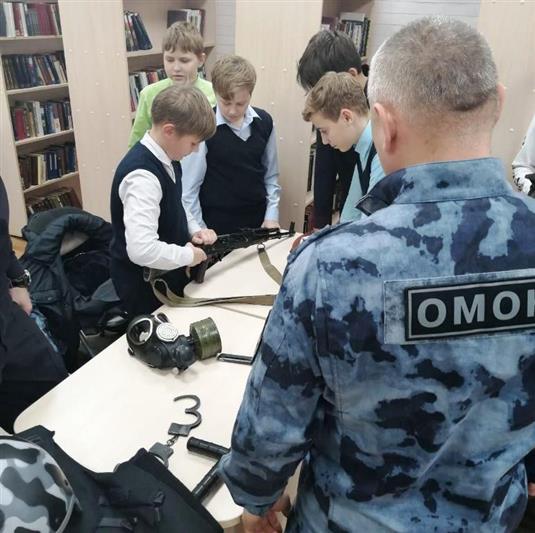Росгвардейцы Югры провели патриотическое занятие для старшеклассников из деревни  Сайгатина  
