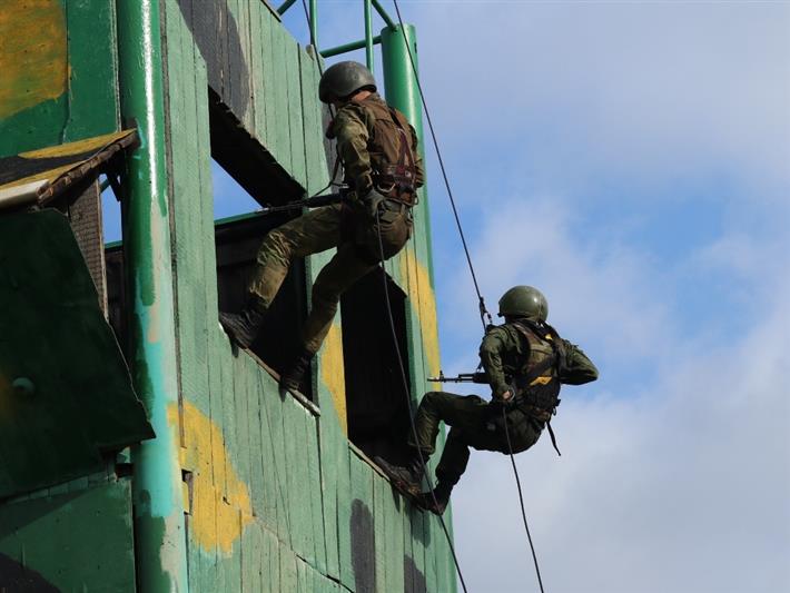 В Уральском округе Росгвардии прошли квалификационные испытания на право ношения крапового берета 