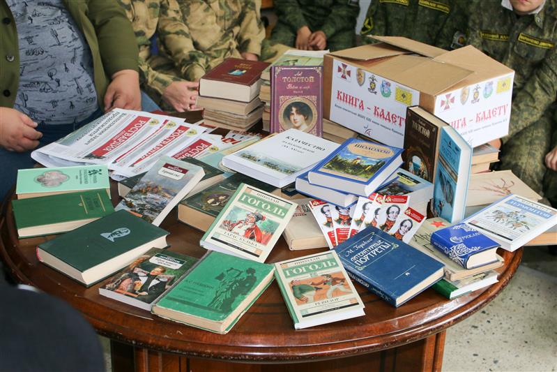 В Ставрополе росгвардейцы приняли участие в акции «Книга-кадету» 