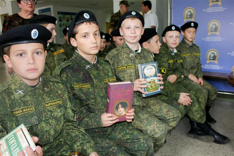 В Ставрополе росгвардейцы приняли участие в акции «Книга-кадету» 