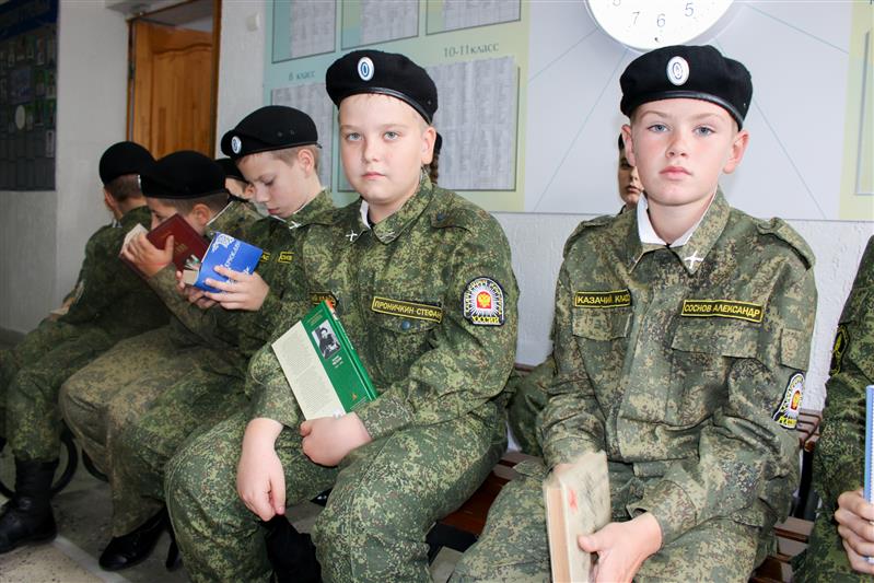 В Ставрополе росгвардейцы приняли участие в акции «Книга-кадету» 
