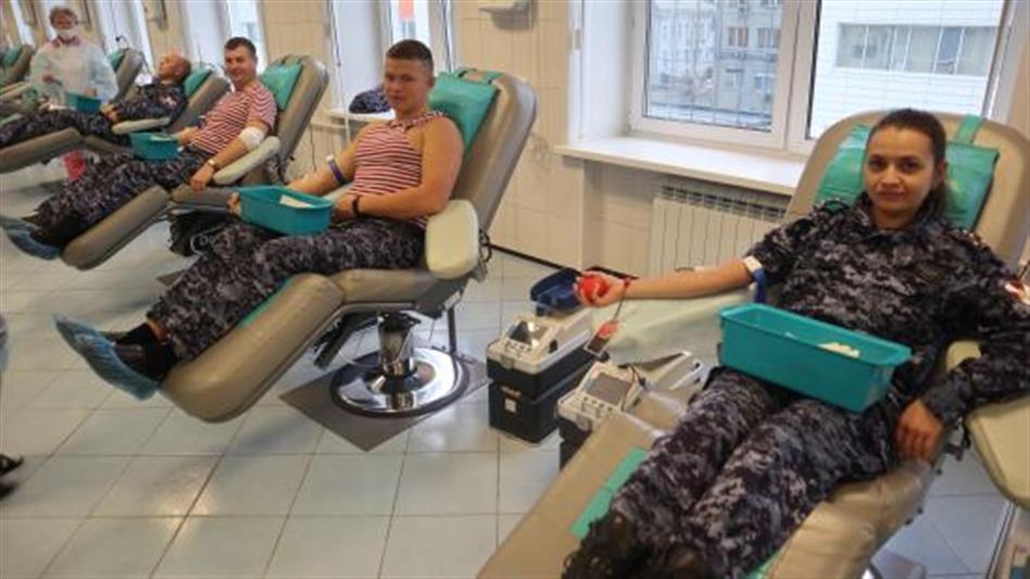 В преддверии Дня вневедомственной охраны курские, красноярские и марийские росгвардейцы приняли участие в донорских акциях
