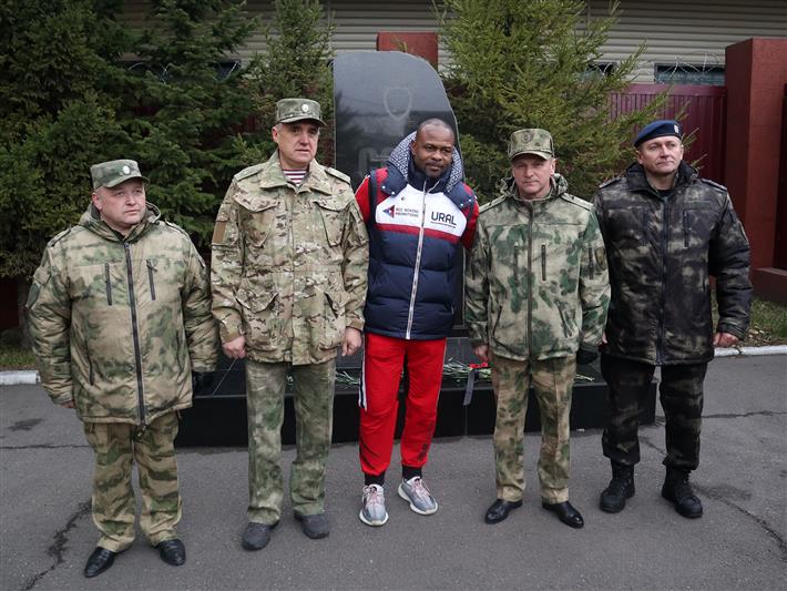 Боксёр Рой Джонс стал гостем красноярского СОБР