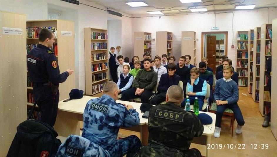 Росгвардейцы Югры провели патриотическое занятие для старшеклассников из деревни  Сайгатина  