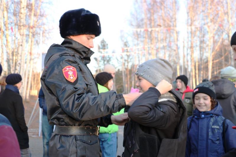 В Свердловской области росгвардейцы провели мастер-класс для воспитанников детского центра 