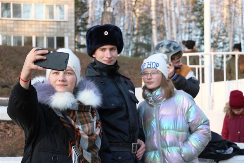 В Свердловской области росгвардейцы провели мастер-класс для воспитанников детского центра 