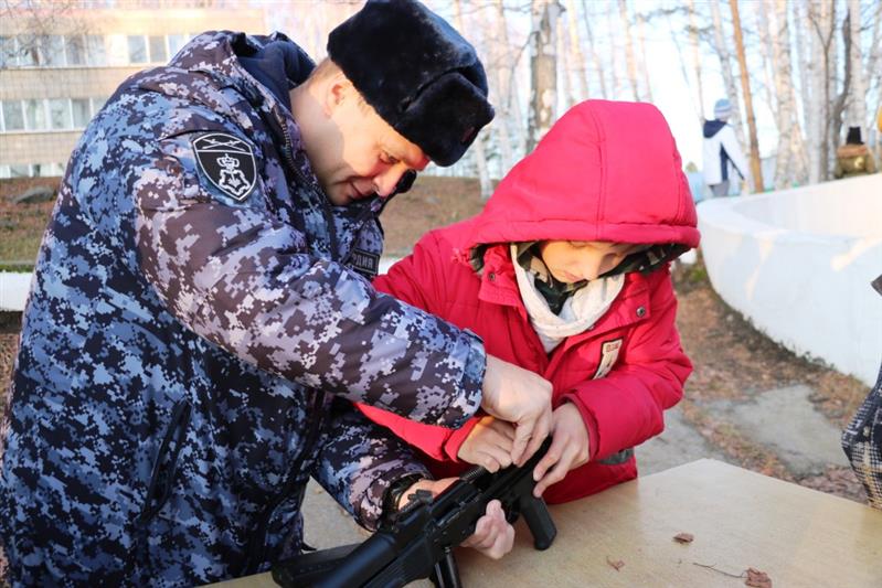 В Свердловской области росгвардейцы провели мастер-класс для воспитанников детского центра 