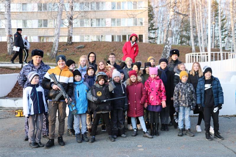 В Свердловской области росгвардейцы провели мастер-класс для воспитанников детского центра 