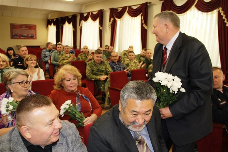 В рамках ведомственной акции «Согреем заботой сердца» в Тюмени росгвардейцы чествуют ветеранов службы 