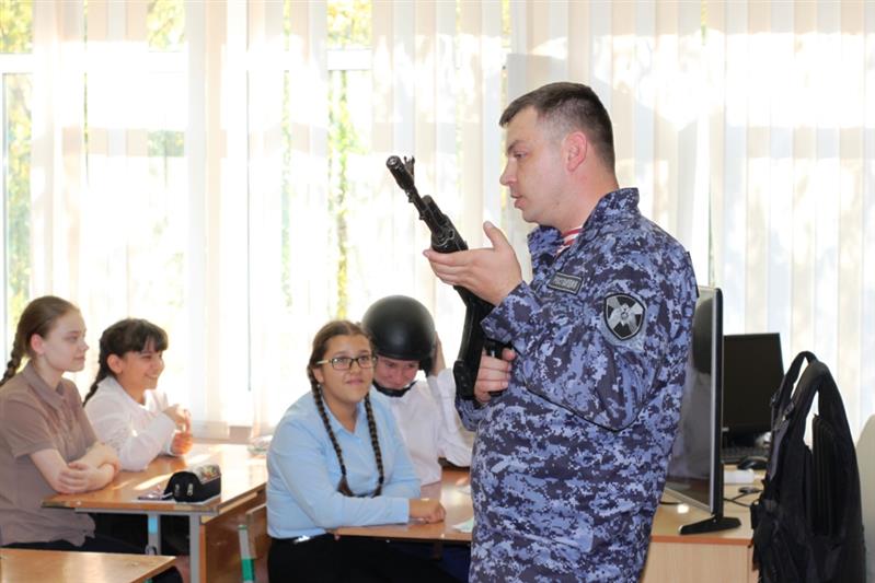 Росгвардейцы рассказали хабаровским школьникам о жизни легендарного оружейного конструктора Михаила Тимофеевича Калашникова