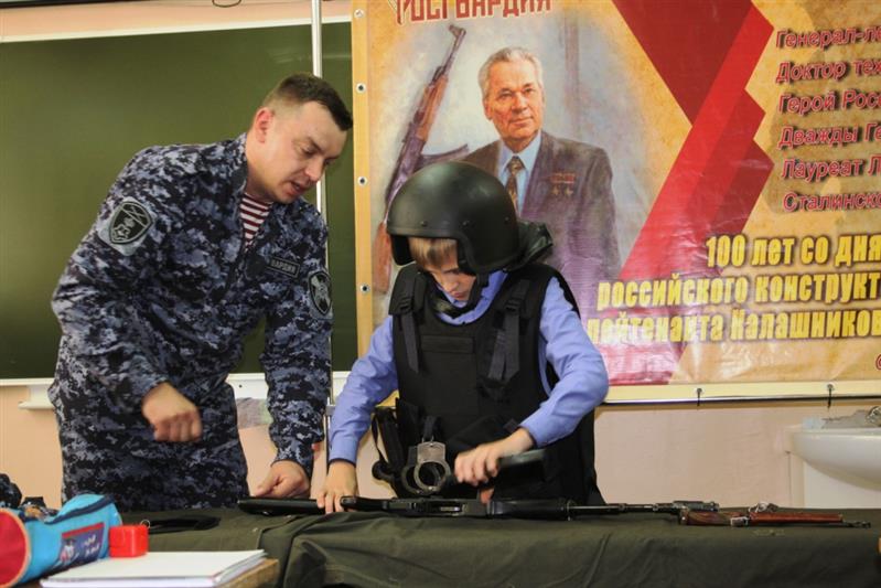 Росгвардейцы рассказали хабаровским школьникам о жизни легендарного оружейного конструктора Михаила Тимофеевича Калашникова