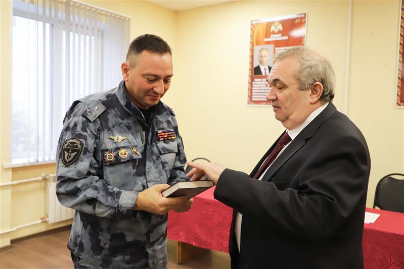 В Рязани состоялась творческая встреча писателя Александра Тамоникова с сотрудниками ОМОН и СОБР