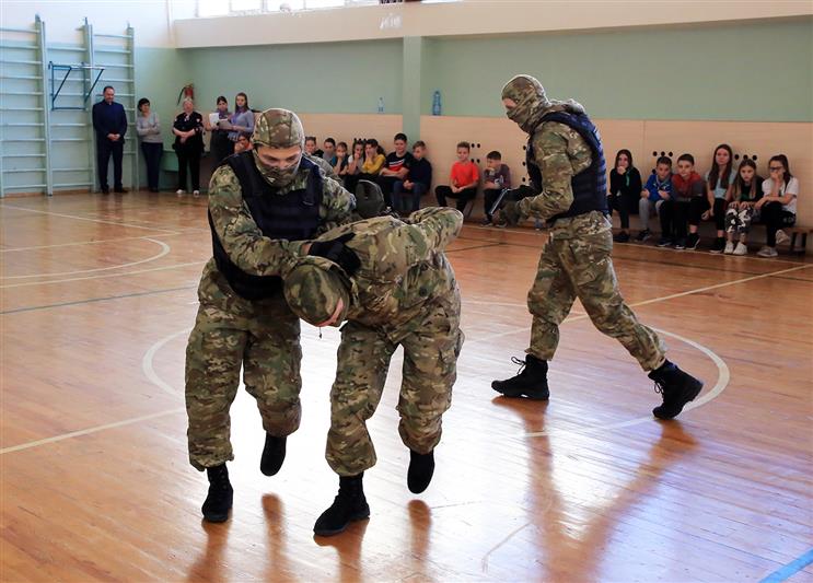 Представители Росгвардии приняли участие в открытии смены школьного лагеря для подшефных саранских кадет