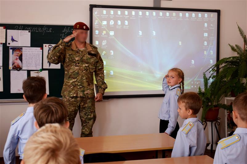 Сотрудник ОМОН «Беркут» познакомил учащихся подшефных кадетских классов со спецификой службы в подразделении Росгвардии