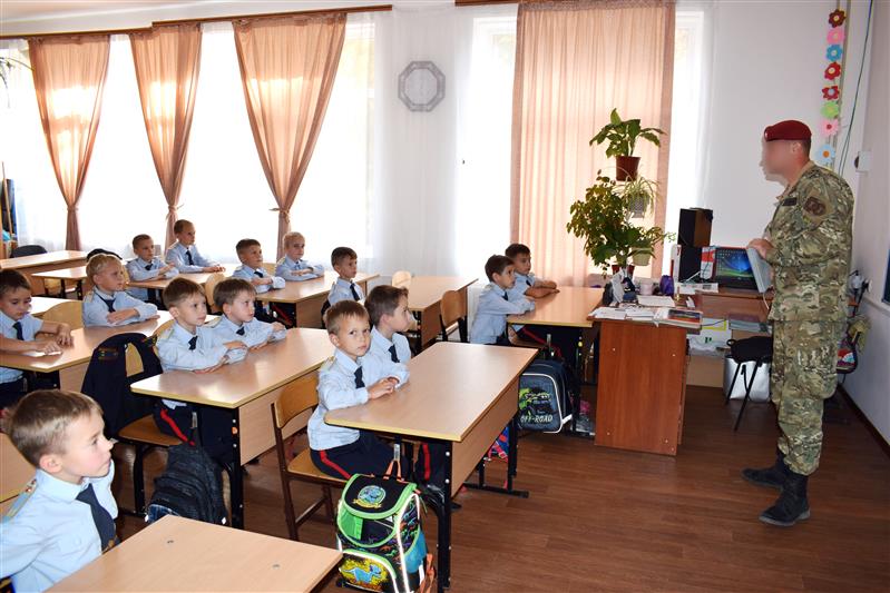 Сотрудник ОМОН «Беркут» познакомил учащихся подшефных кадетских классов со спецификой службы в подразделении Росгвардии