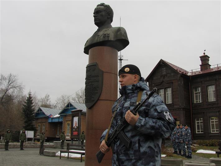 Росгвардейцы приняли участие в мероприятиях в честь 100-летия со дня рождения М.Т. Калашникова на его малой родине