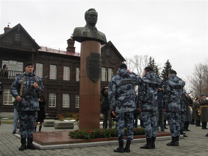 Росгвардейцы приняли участие в мероприятиях в честь 100-летия со дня рождения М.Т. Калашникова на его малой родине