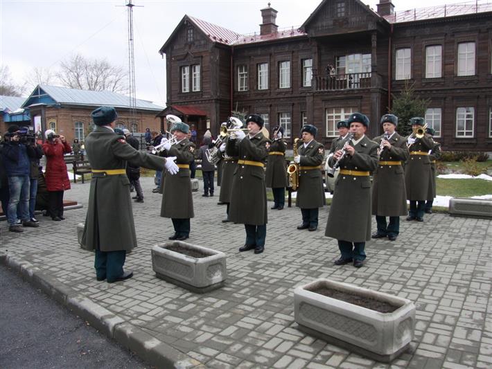 Росгвардейцы приняли участие в мероприятиях в честь 100-летия со дня рождения М.Т. Калашникова на его малой родине