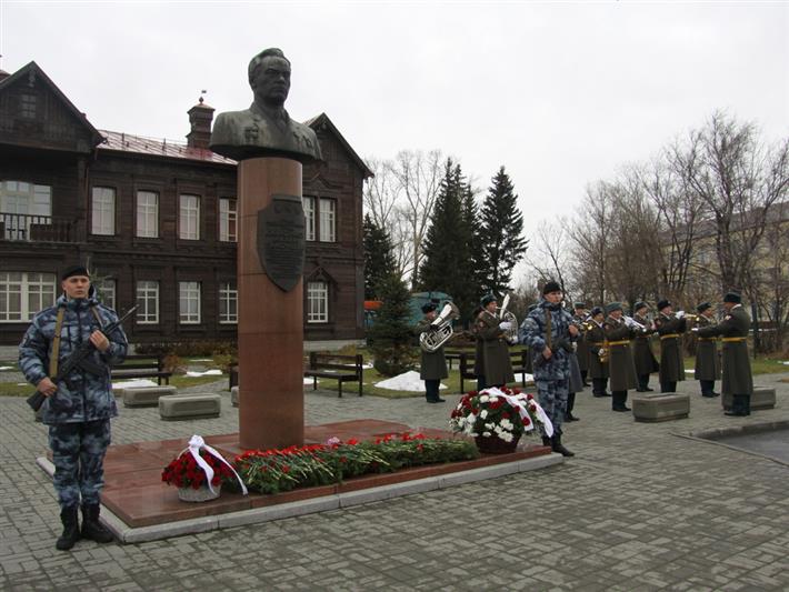 Росгвардейцы приняли участие в мероприятиях в честь 100-летия со дня рождения М.Т. Калашникова на его малой родине